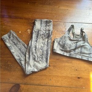 Snakeskin Mono B workout yoga set 
Legging 
And full top